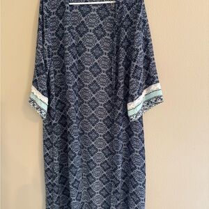 Charlotte Russe Navy and White Patterned kimono